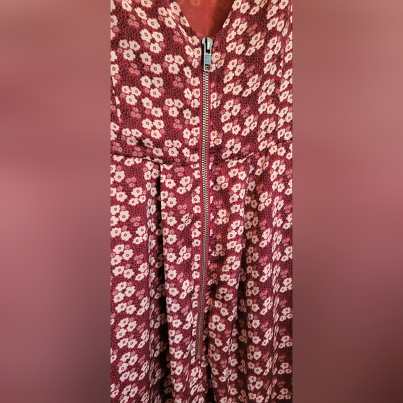 Elegant Red and White Midi Dress - Picture 7 of 15